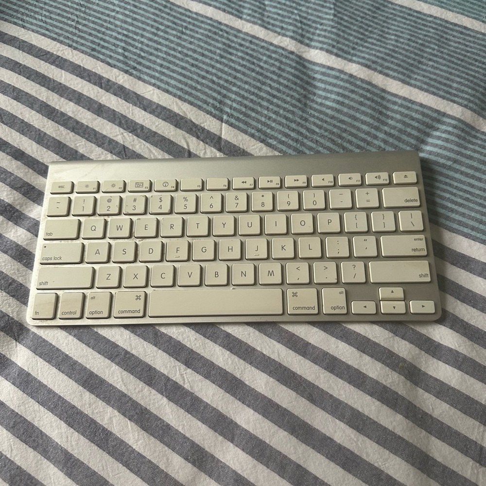 Apple Wireless Keyboard - Picture 3 of 8